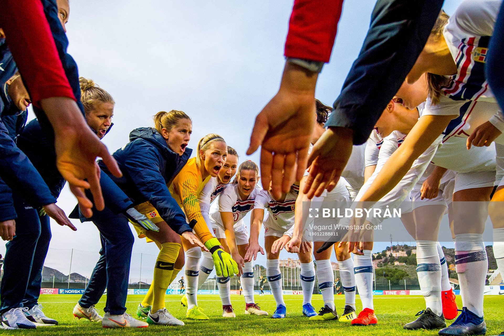 Elise Thorsnes, Ingrid Ryland, goalkeeper Ingrid Hjelmseth, Caroline Graham Hansen, Emilie Bosshard Haavi and the players of Norway gather in a circle ahead of the international friendly match between Norway and Canada on January 22, 2019 in La Manga.