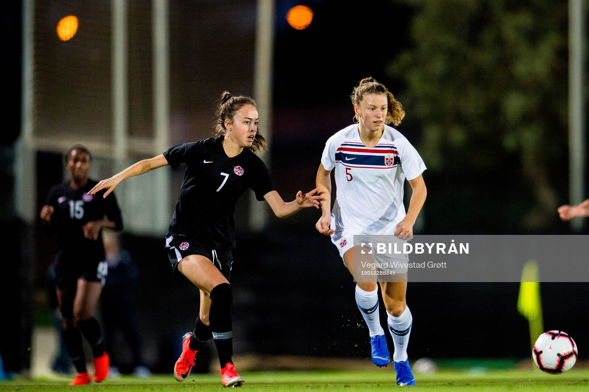 Julia Grosso of Canada and Synne Skinnes Hansen of Norway