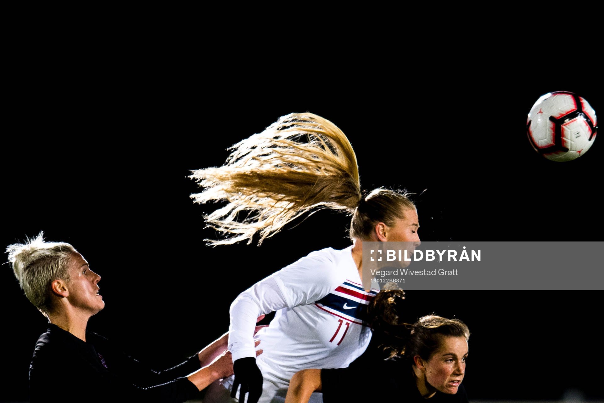 Lisa-Marie Karlseng Utland of Norway and Jessie Fleming of