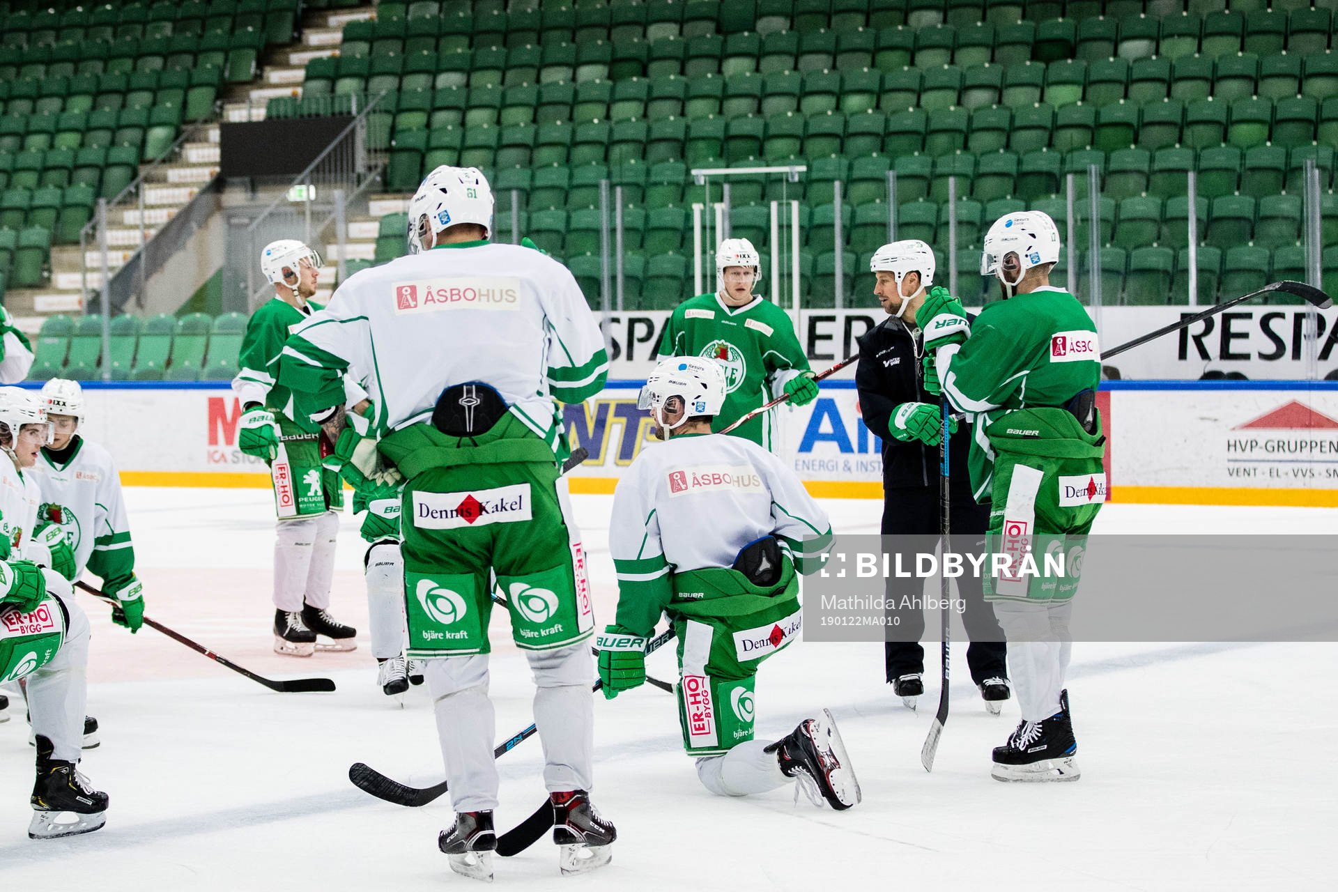 Spelare samlade och lyssnar på Rögles tränare Cam Abbott