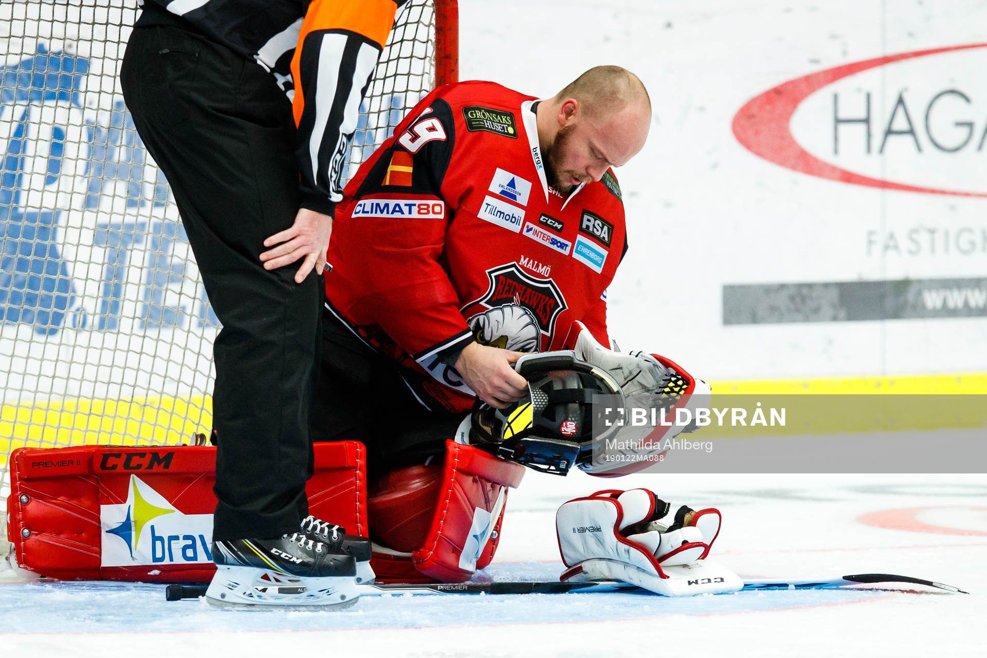 Malmö Redhawks målvakt Oscar Alsenfelt med trasig hjälm