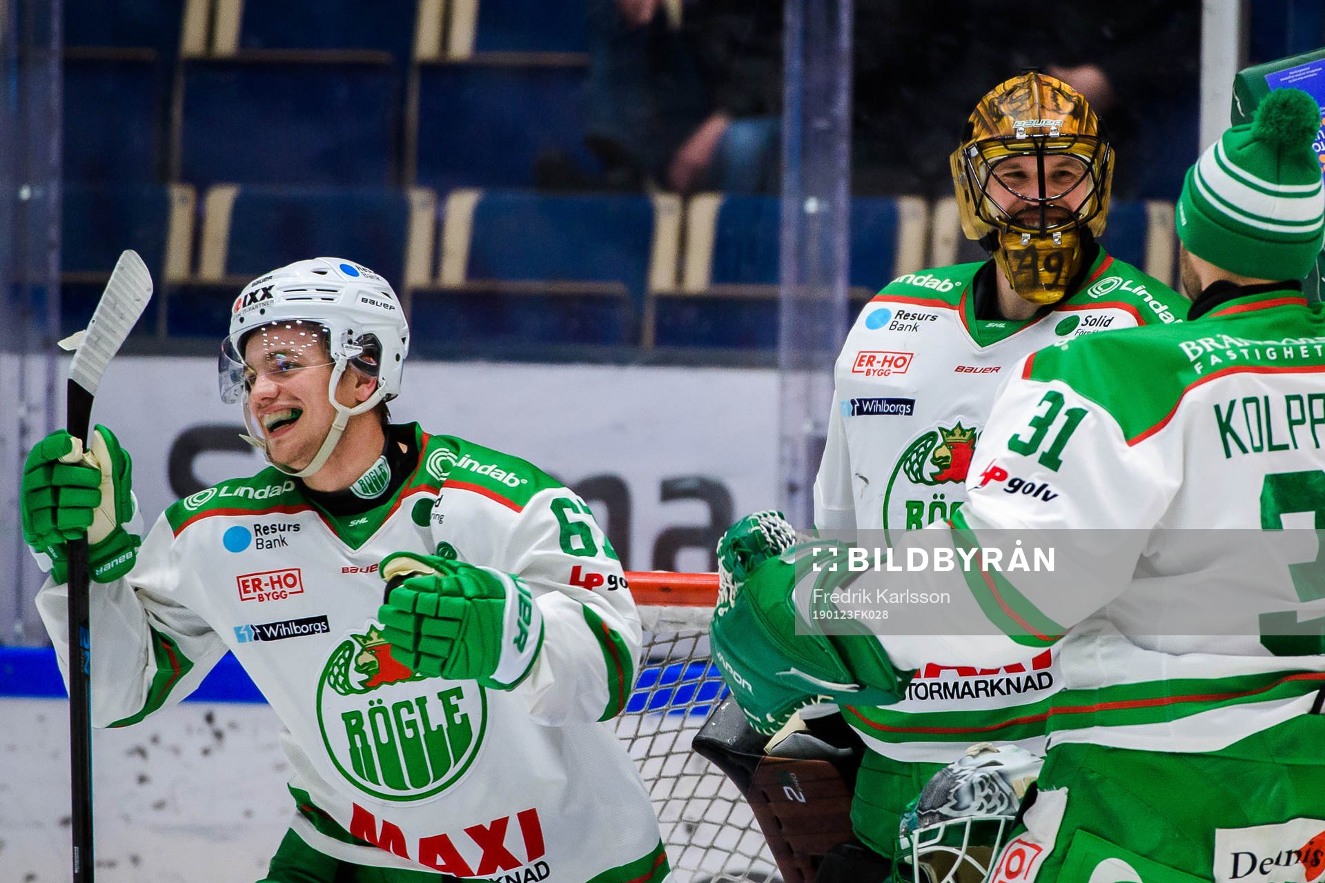 Rögles Leon Bristedt  och målvakt Justin Pogge jublar