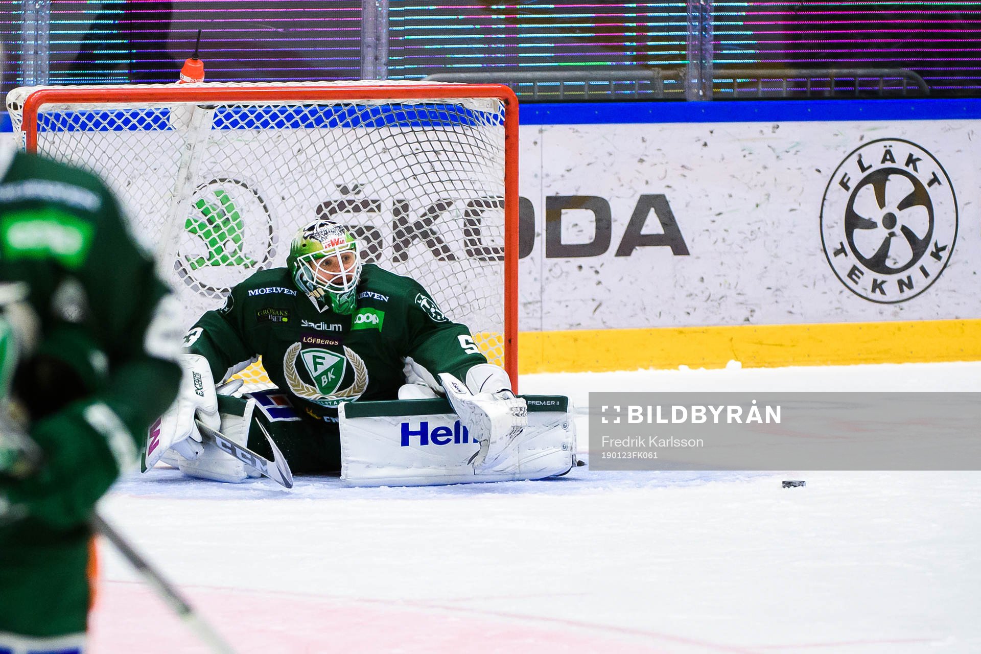 Färjestads målvakt Markus Svensson deppar
