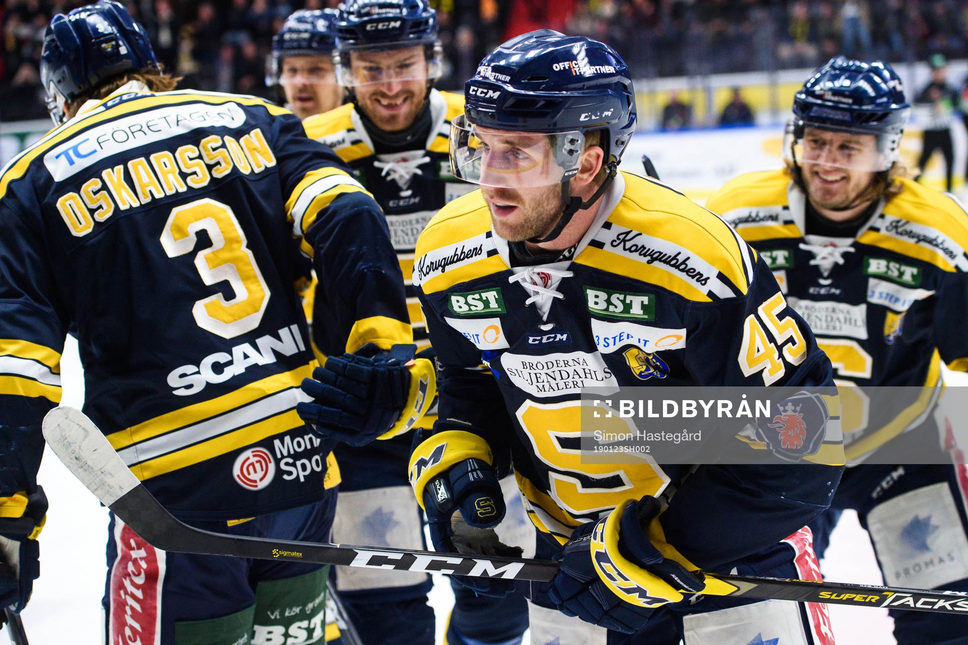 Södertäljes Sebastian Dyk jublar med lagkamrater