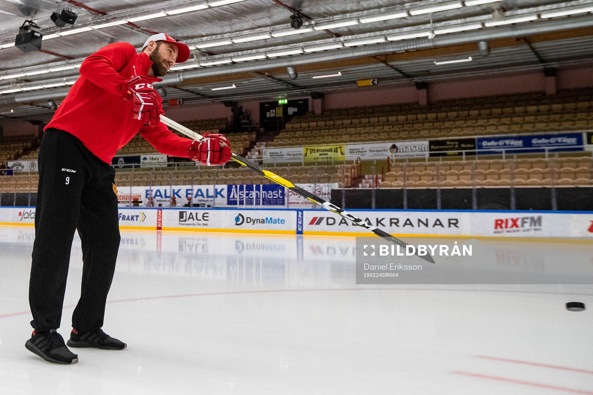 Moras Andrew Rowe innan  ishockeymatchen i SHL mellan Mora