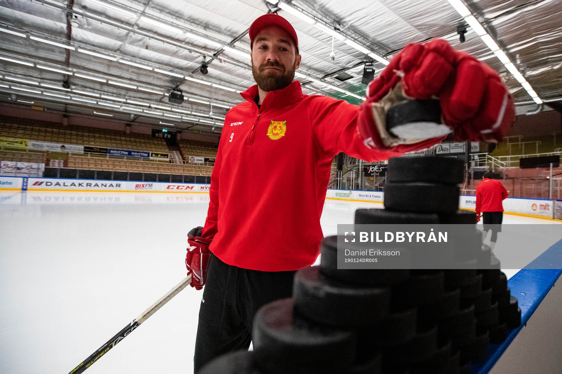 Moras Andrew Rowe innan  ishockeymatchen i SHL mellan Mora