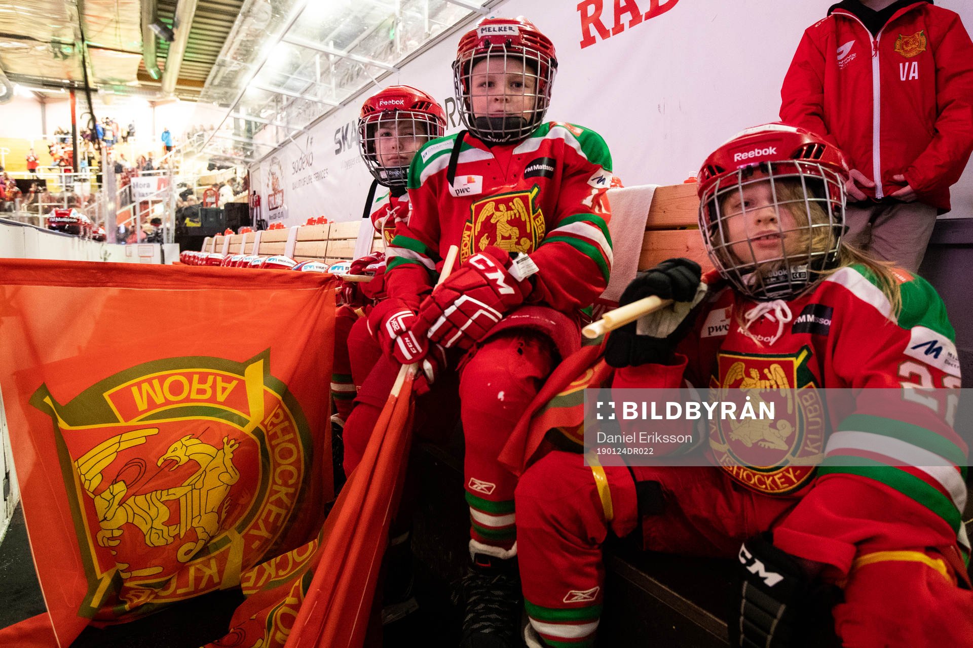 Moras fanbärare ungdom innan ishockeymatchen i SHL mellan