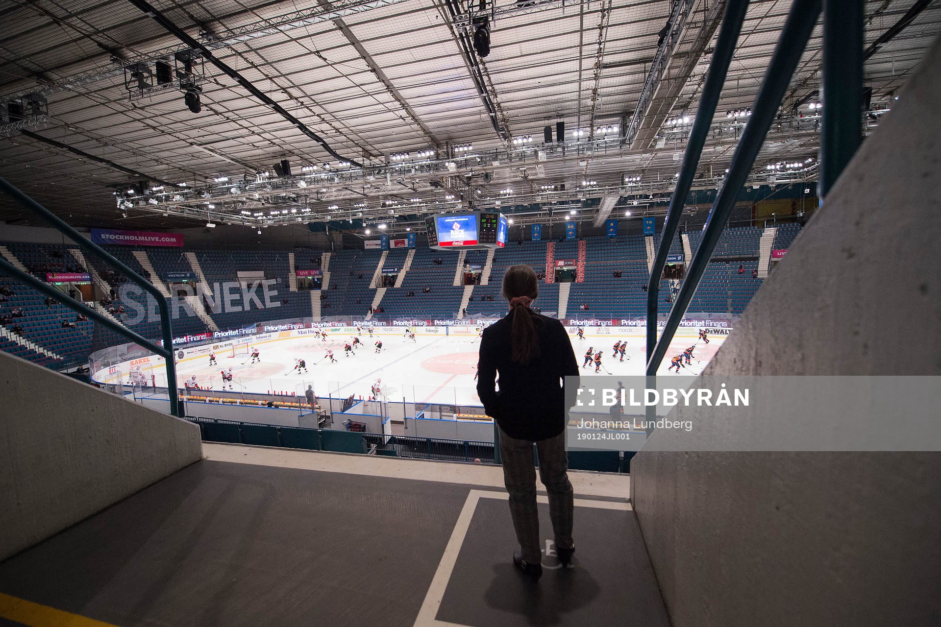 En åskådare följer uppvärmningen på hovet