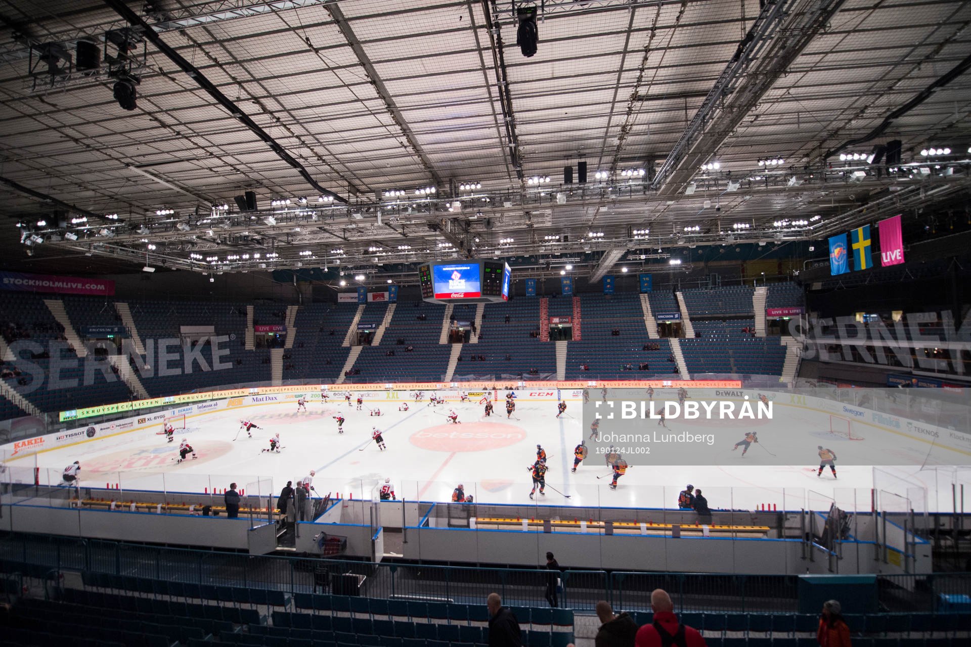 Spelarna värmer upp på hovet