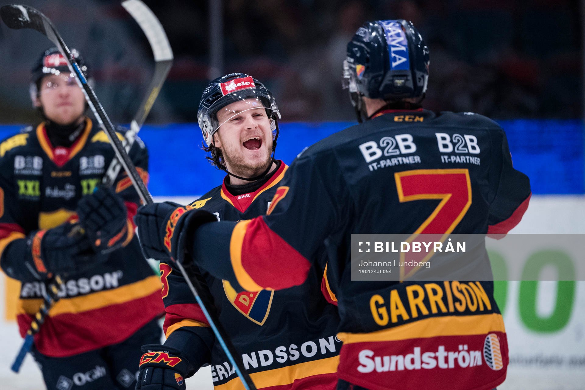 Djurgårdens Bobbo Petersson jublar med Jason Garrison