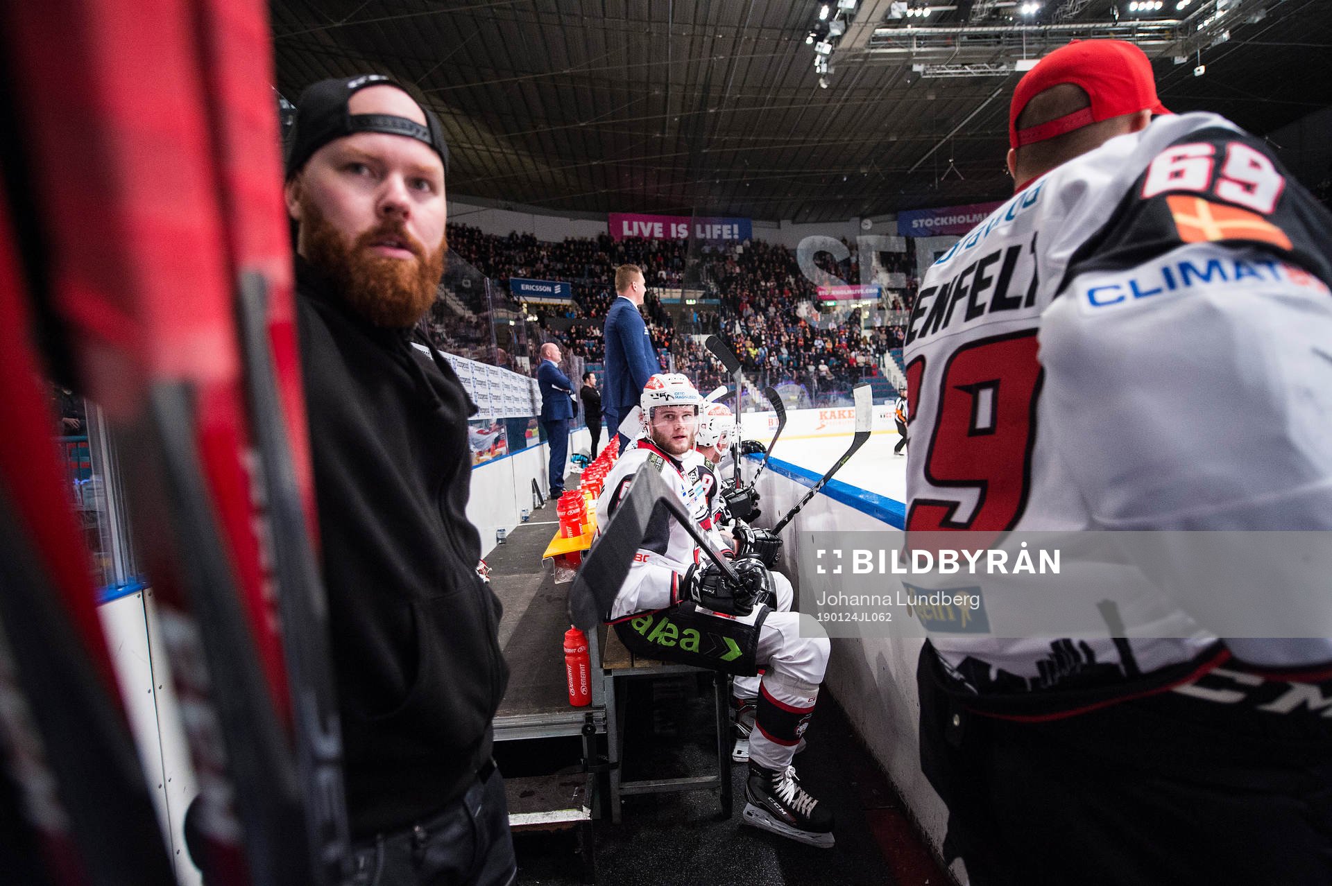 Malmö Redhawks Kim Rosdahl får hjälp av materialaren