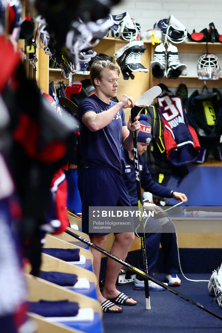 Linköpings Anton Karlsson före ishockeymatchen i SHL