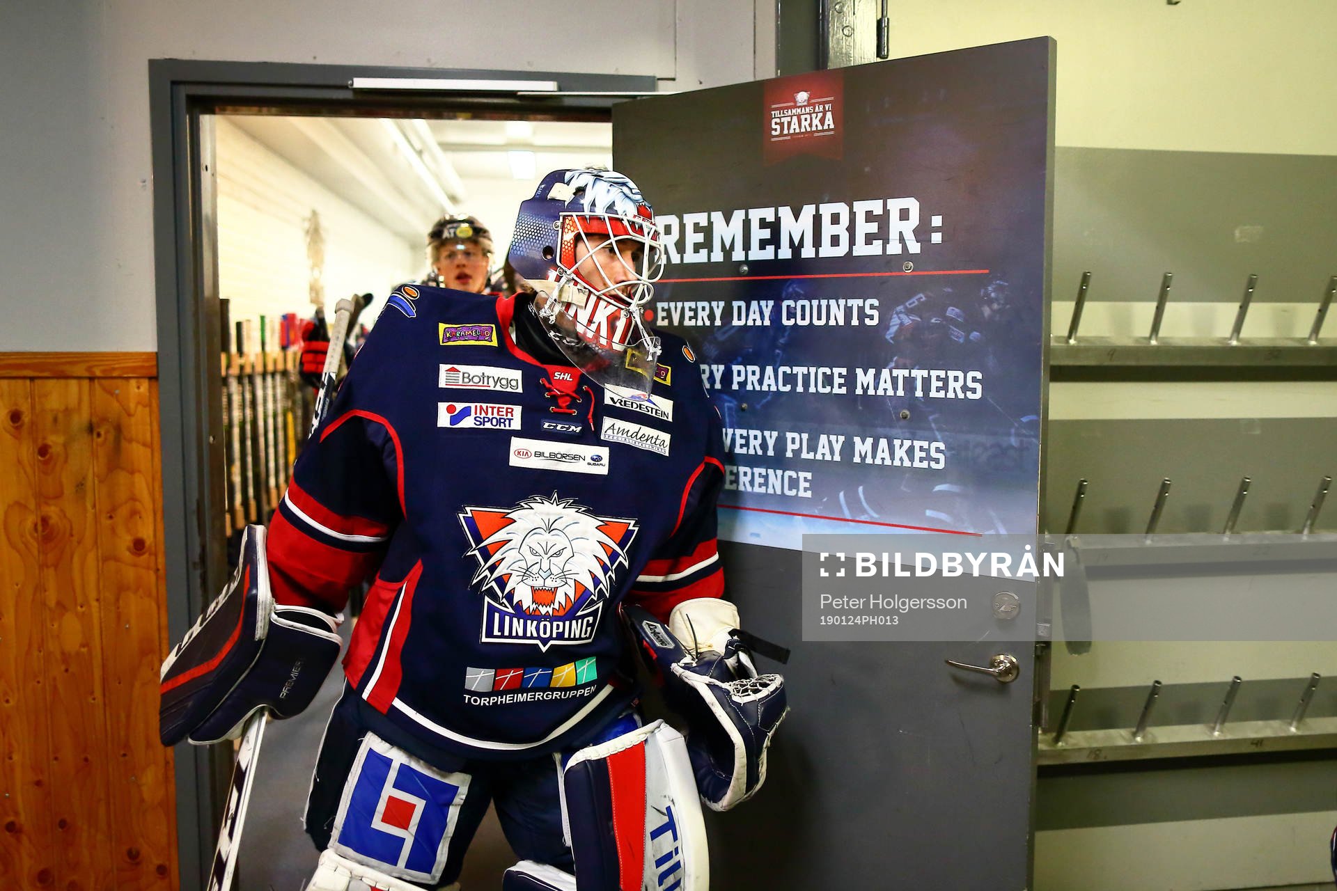 Linköpings målvakt Jacob Johansson före ishockeymatchen