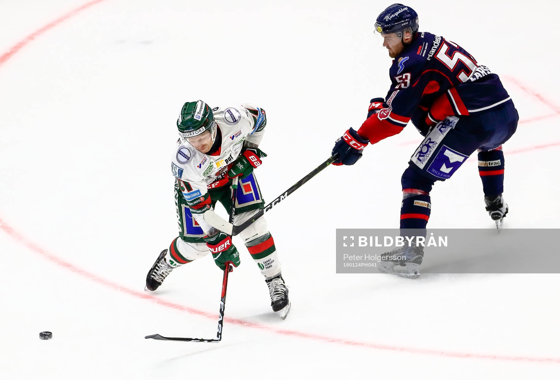 Linköpings Eddie Larsson slår av klubban för Frölundas