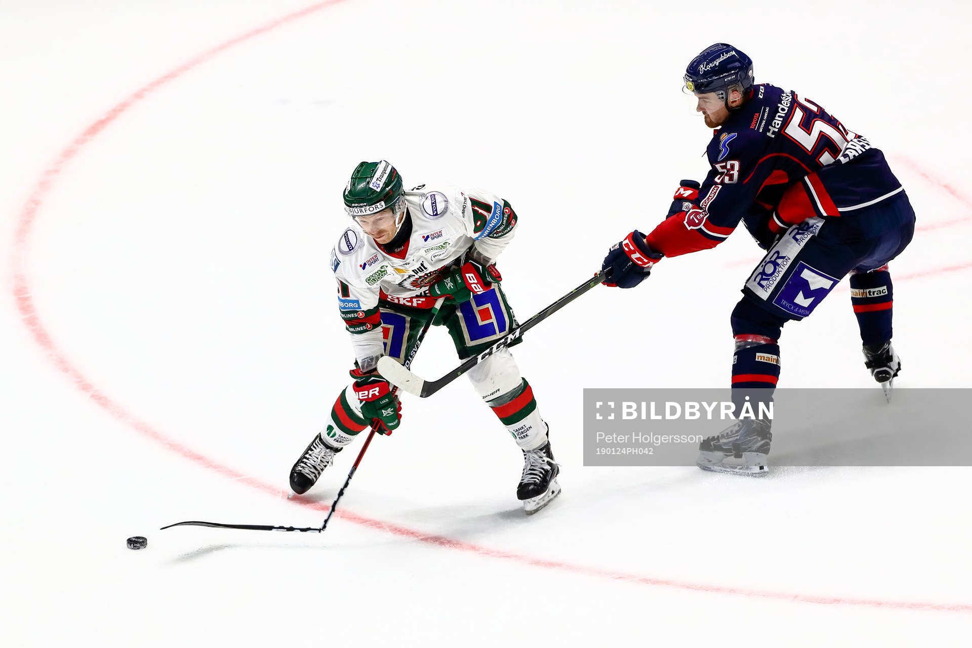 Linköpings Eddie Larsson slår av klubban för Frölundas