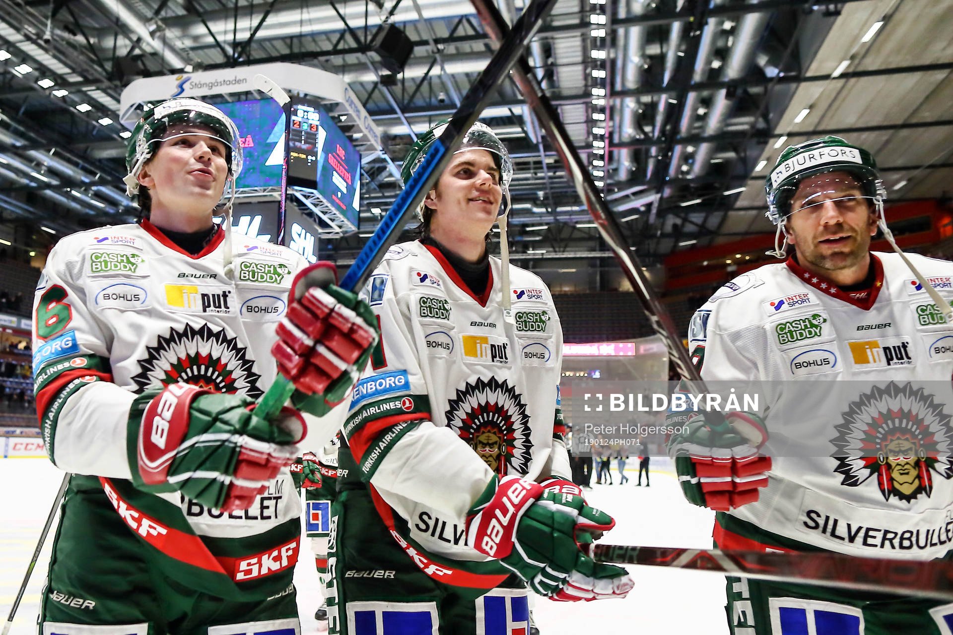 Frölundas spelare med Joel Lundqvist jublar och tackar