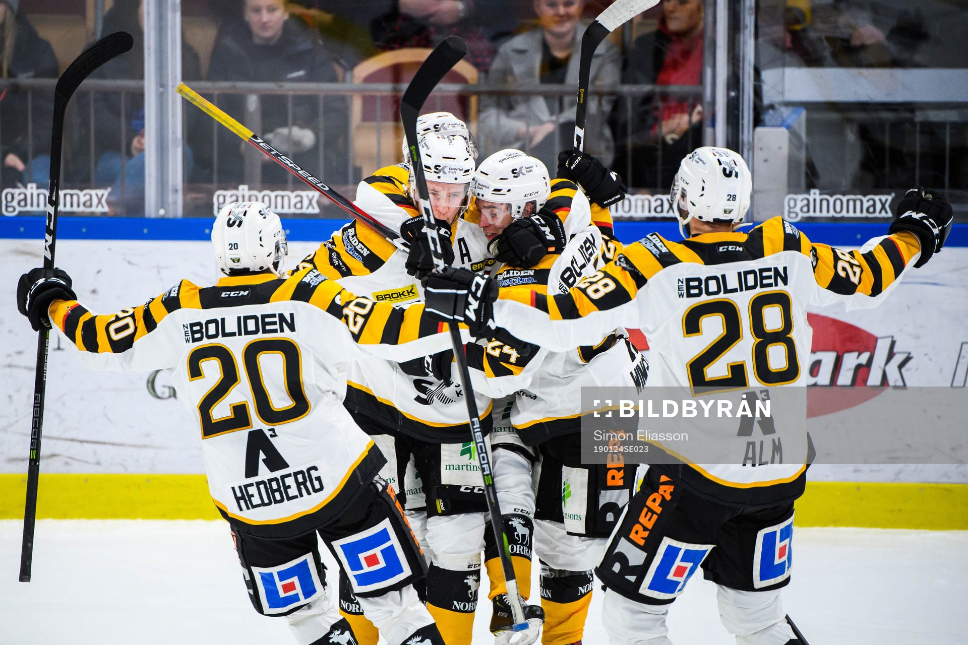 Skellefteås Jonathan Pudas jublar med lagkamrater