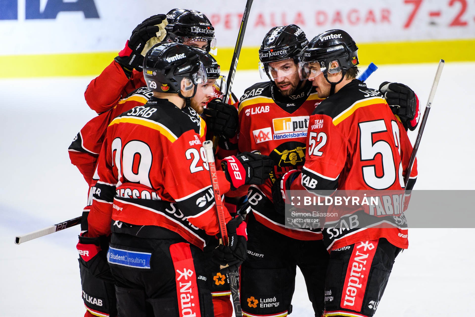 Luleås Robin Kovacs jublar med lagkamrater