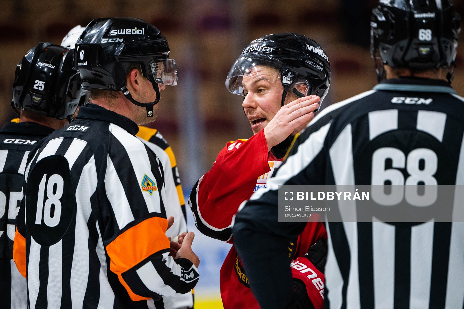 Luleås Erik Gustafsson diskuterar med domarna