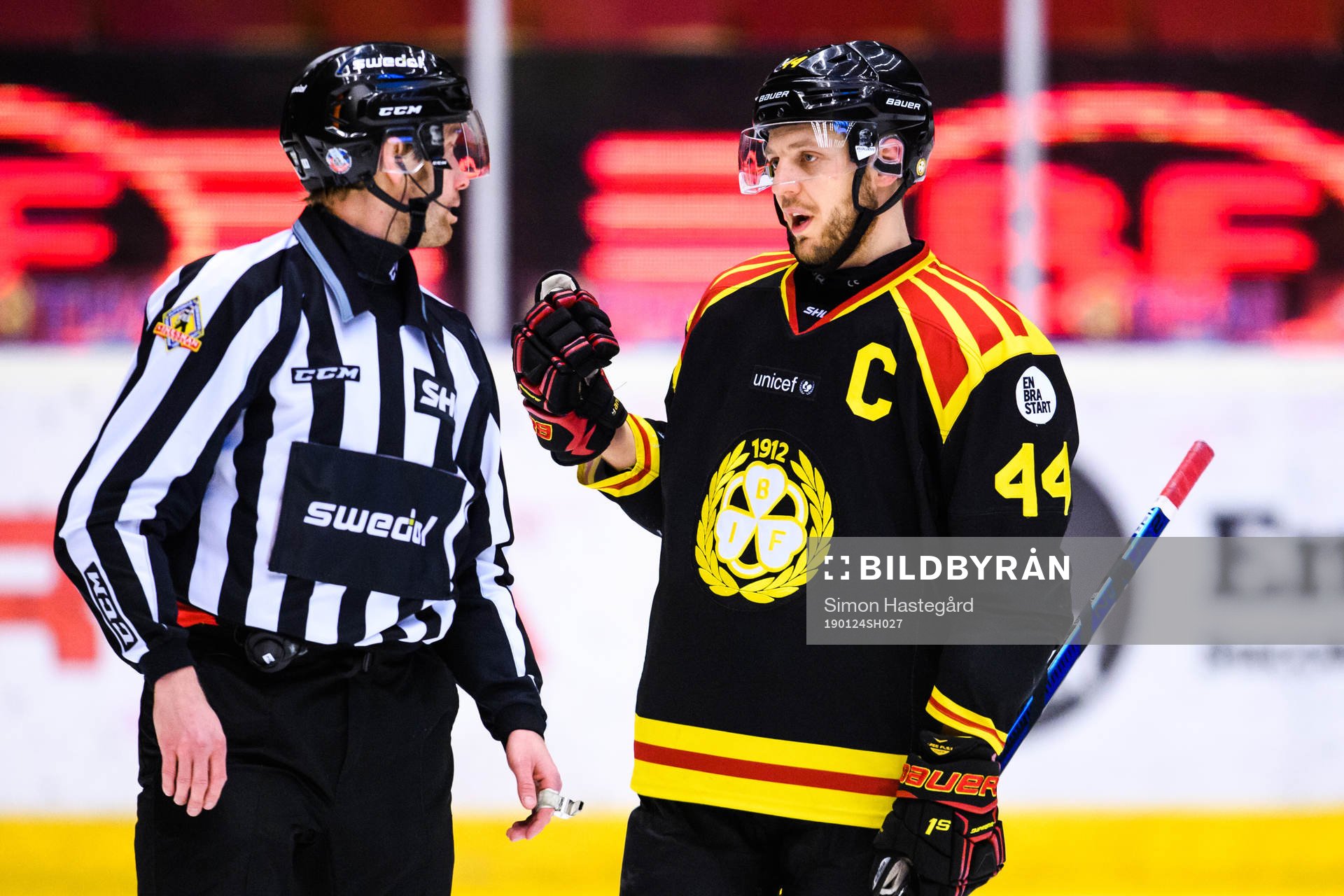 Brynäs Jacob Blomqvist i samtal med en linjedomare