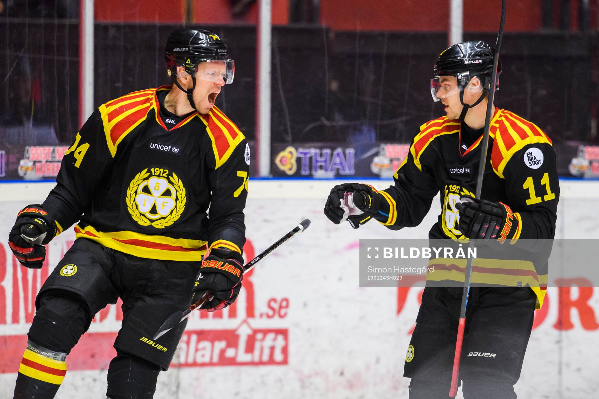 Brynäs Nicklas Danielsson och Joel Kellman jublar