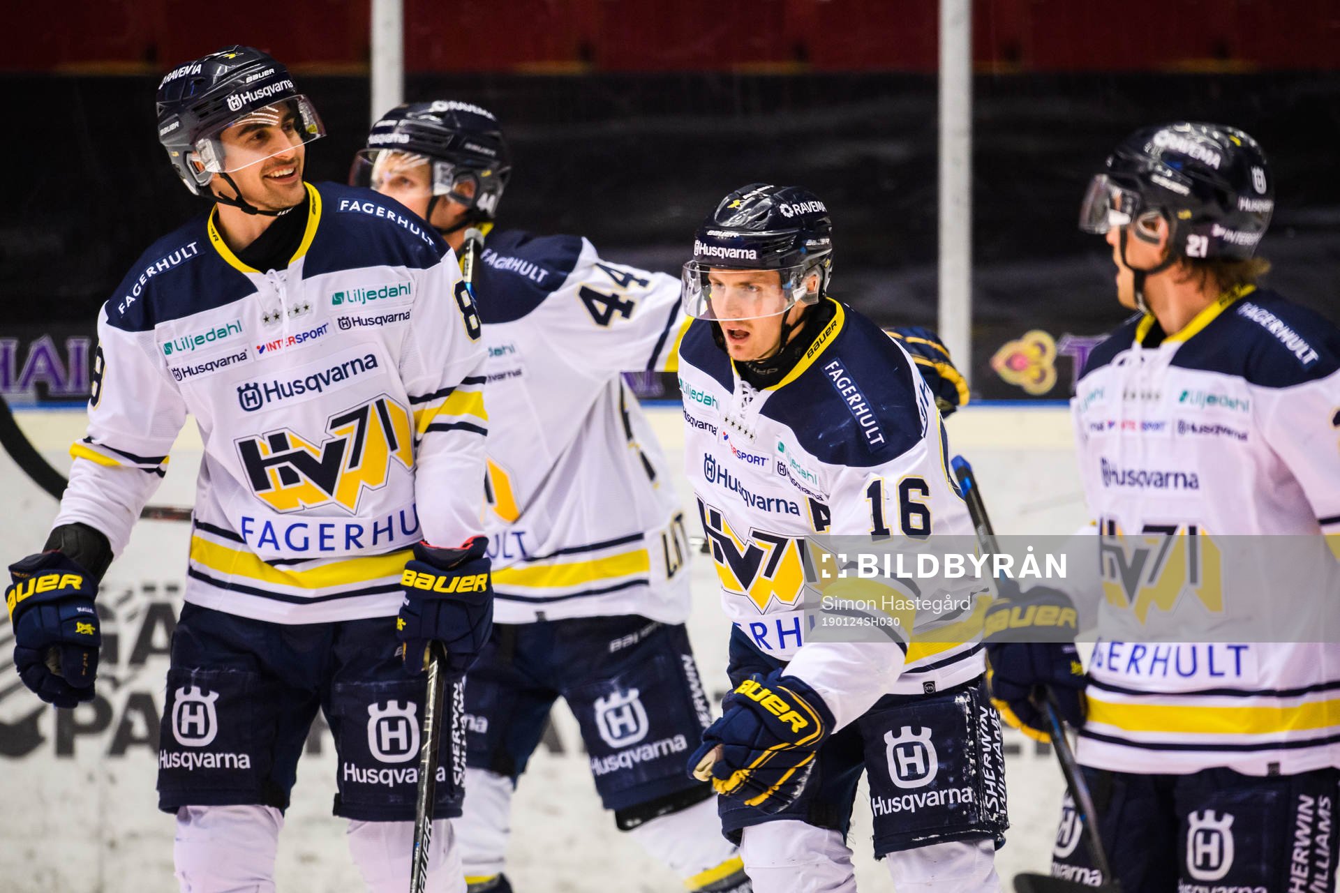 s Markus Ljungh jublar med lagkamrater