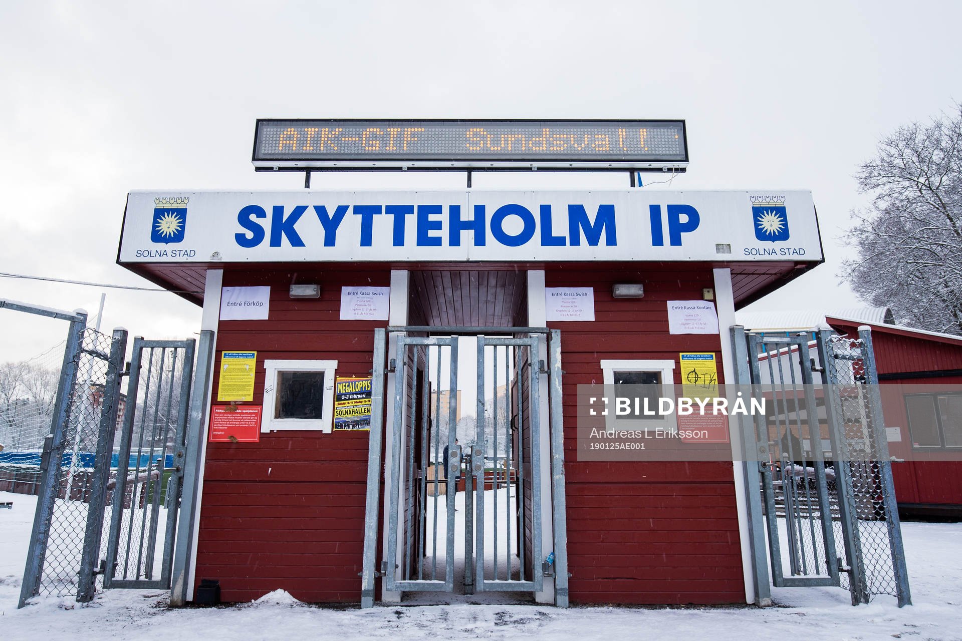 Entrén till Skytteholm IP innan träningsmatchen i fotboll