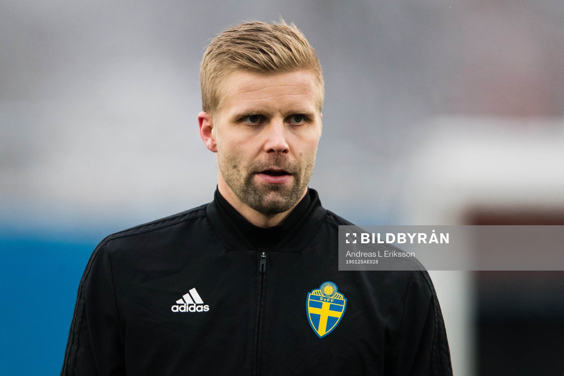 Domare Glenn Nyberg innan träningsmatchen i fotboll mellan