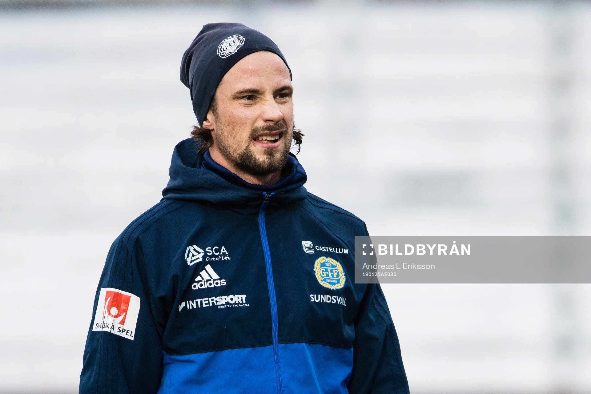 Sundsvalls Linus Hallenius innan träningsmatchen i fotboll