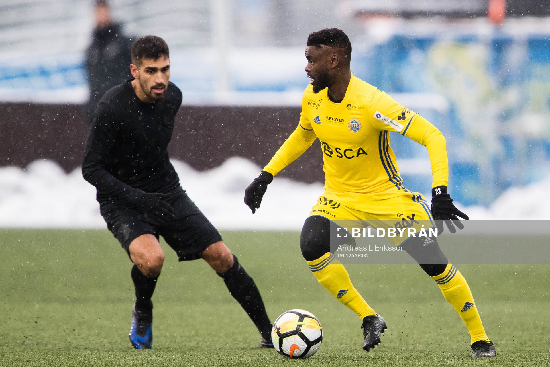 AIK:s Stefan Silva i kamp om bollen med Sundsvalls Maic Sema under träningsmatchen i fotboll mellan AIK och Sundsvall den 25 januari 2019 i Stockholm.