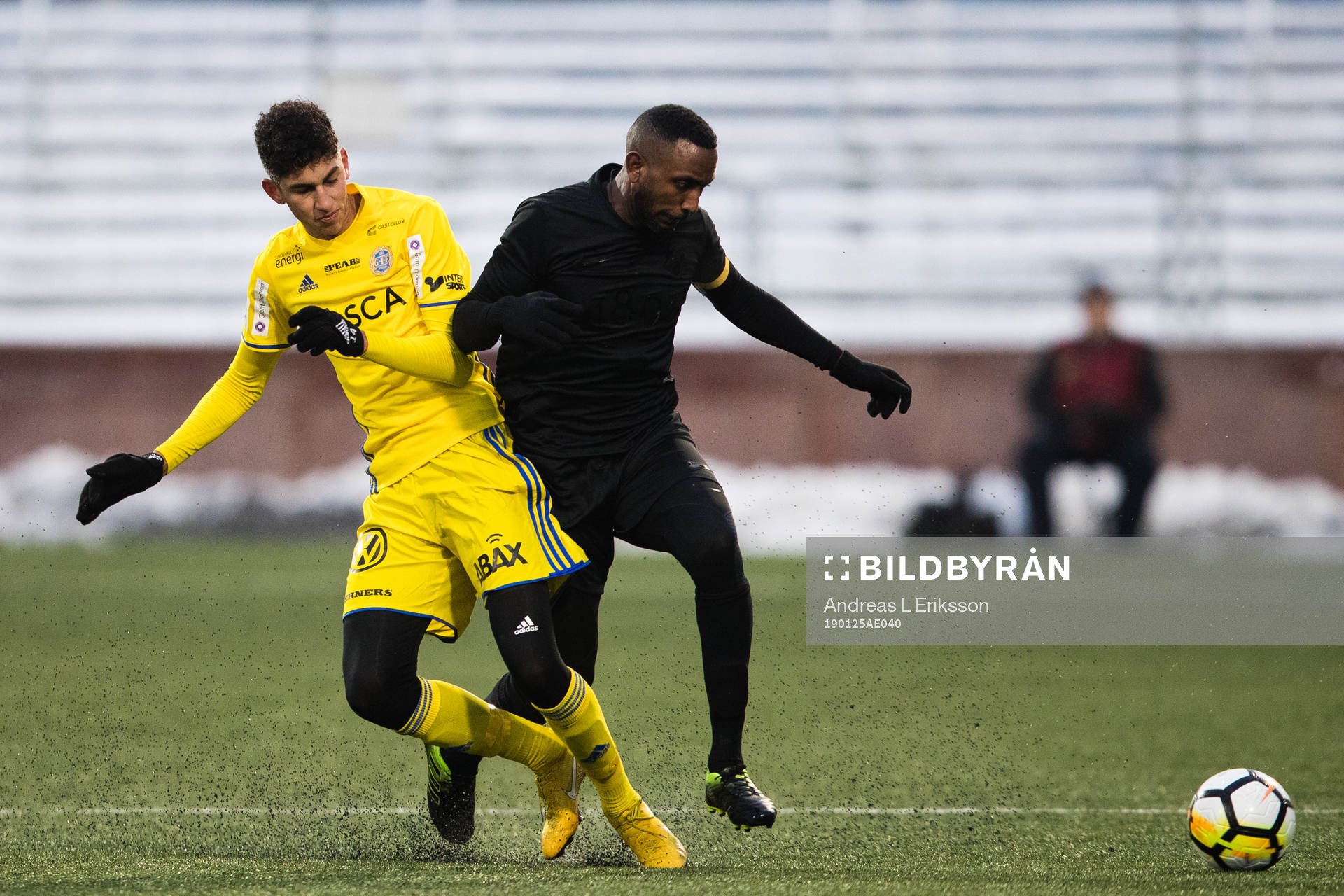 Sundsvalls Paya Pichkah i kamp om bollen med AIK:s Henok Goitom under träningsmatchen i fotboll mellan AIK och Sundsvall den 25 januari 2019 i Stockholm.