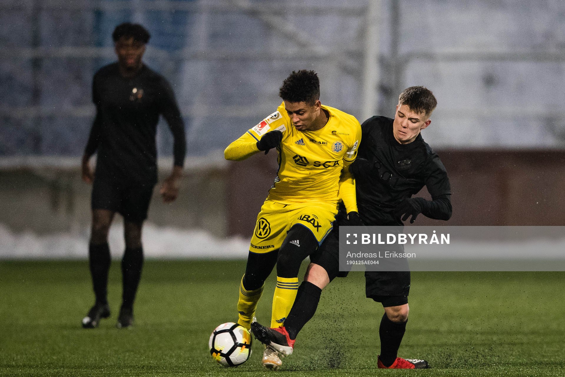 Sundsvalls Jonathan Morsay i kamp om bollen AIK:s Gustav Rydberg under träningsmatchen i fotboll mellan AIK och Sundsvall den 25 januari 2019 i Stockholm.
