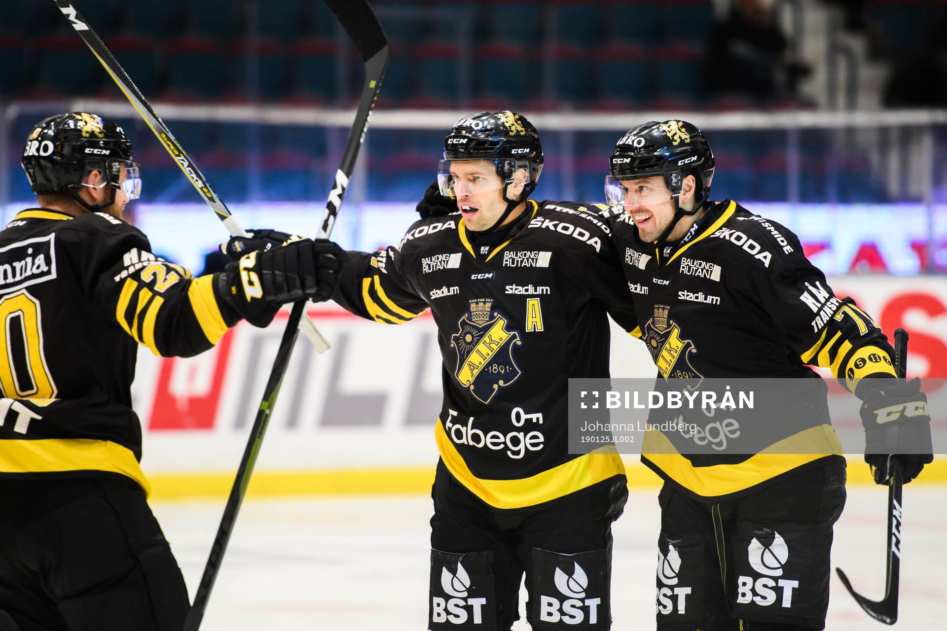 s Alexander Deilert jublar med lagkamrater