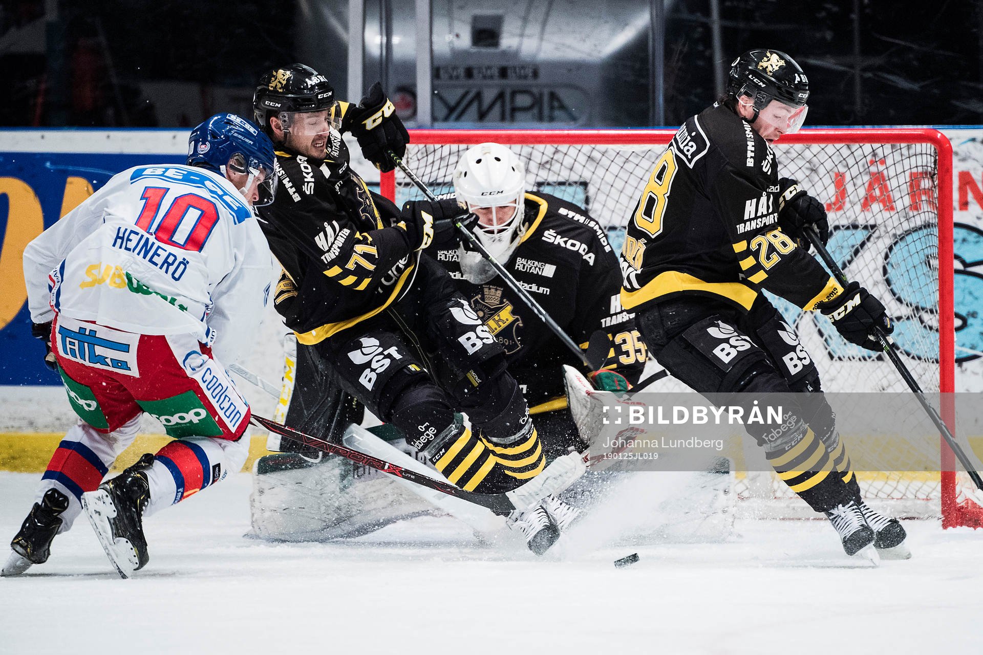 s Alexander Deilert och Jesper Frödén framför målvakt