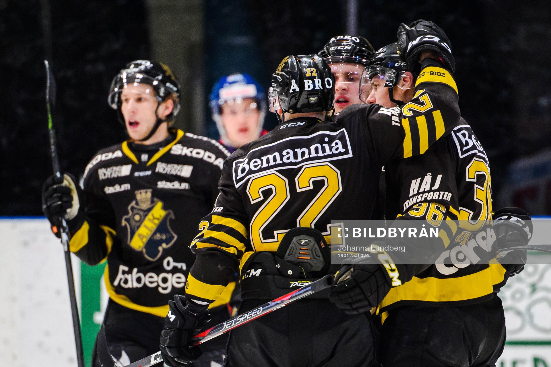 s Anton Holm jublar med lagkamrater