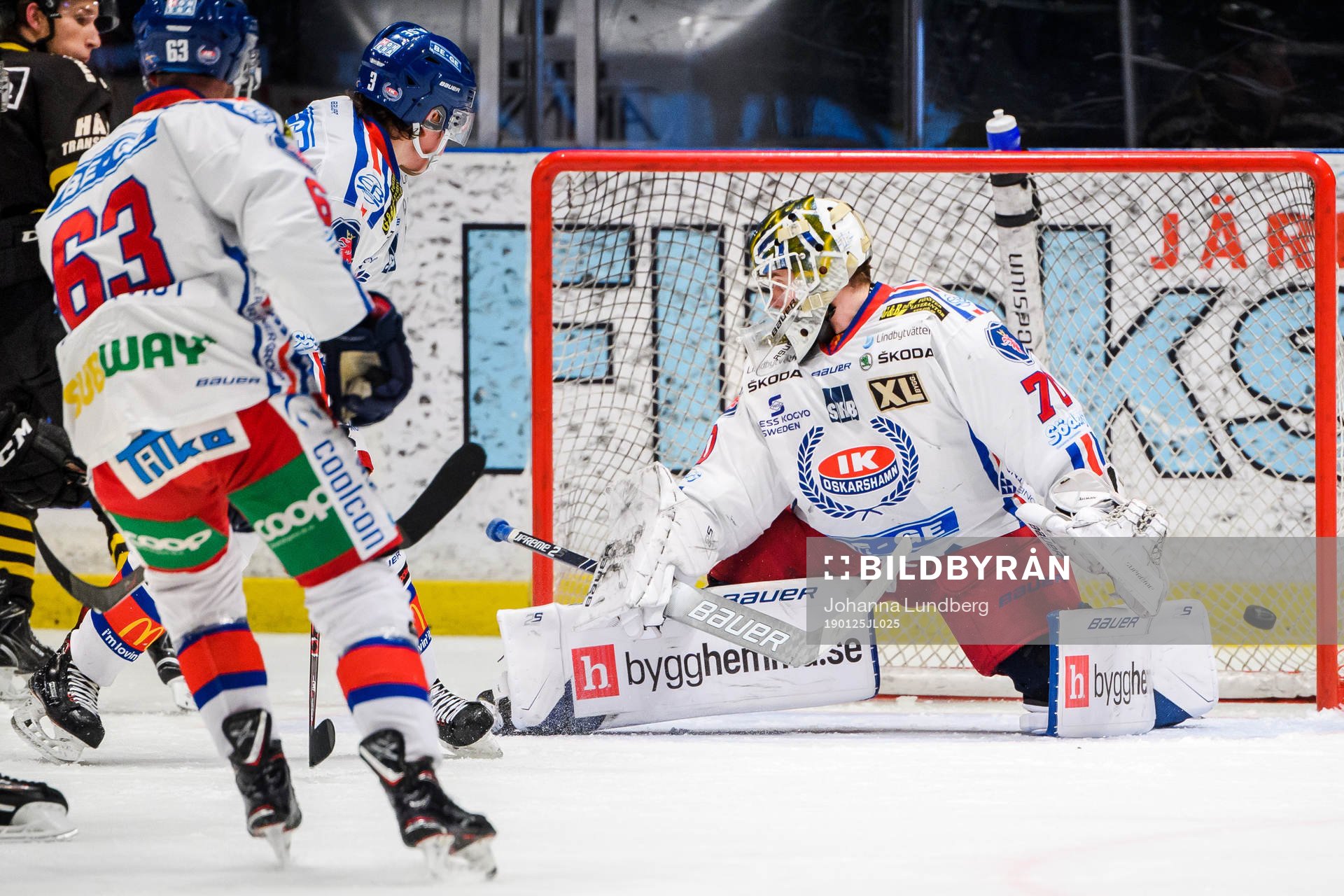 s Anton Holm gör 2-0 bakom Oskarshamns målvakt Adam Åhman