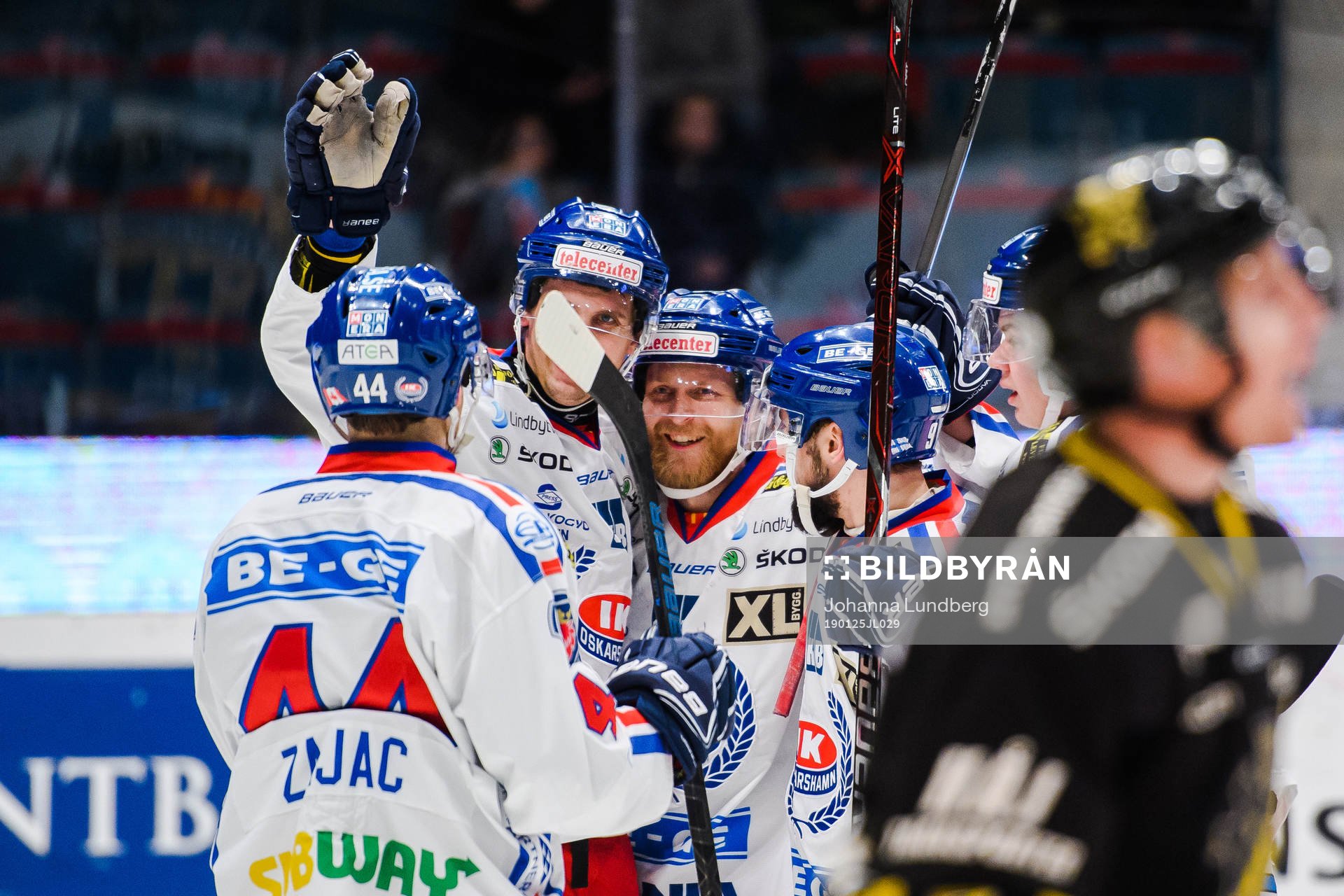 Oskarshamns Matias Sointu jublar med lagkamrater