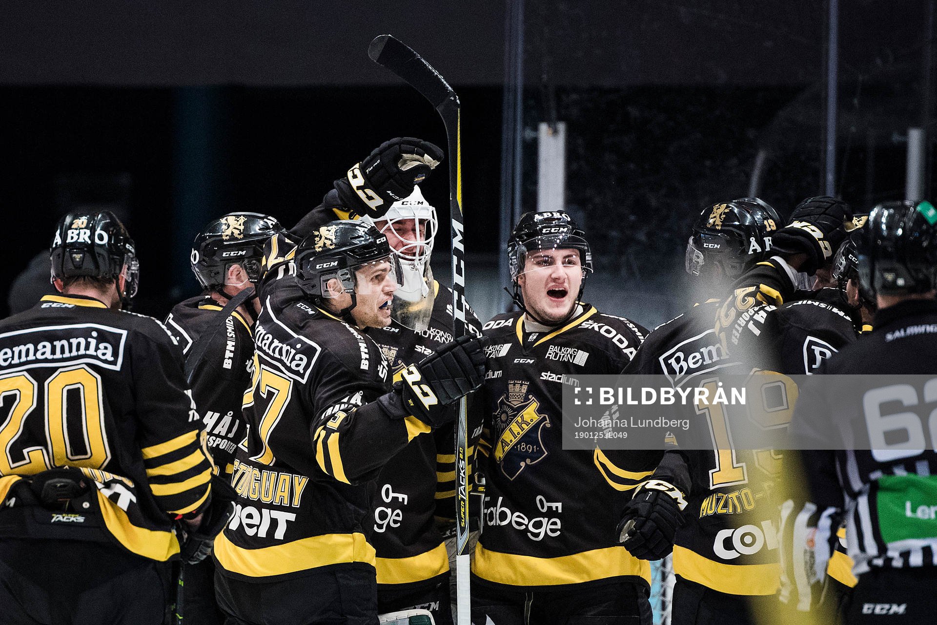 s spelare jublar med målvakt Robin Wallin