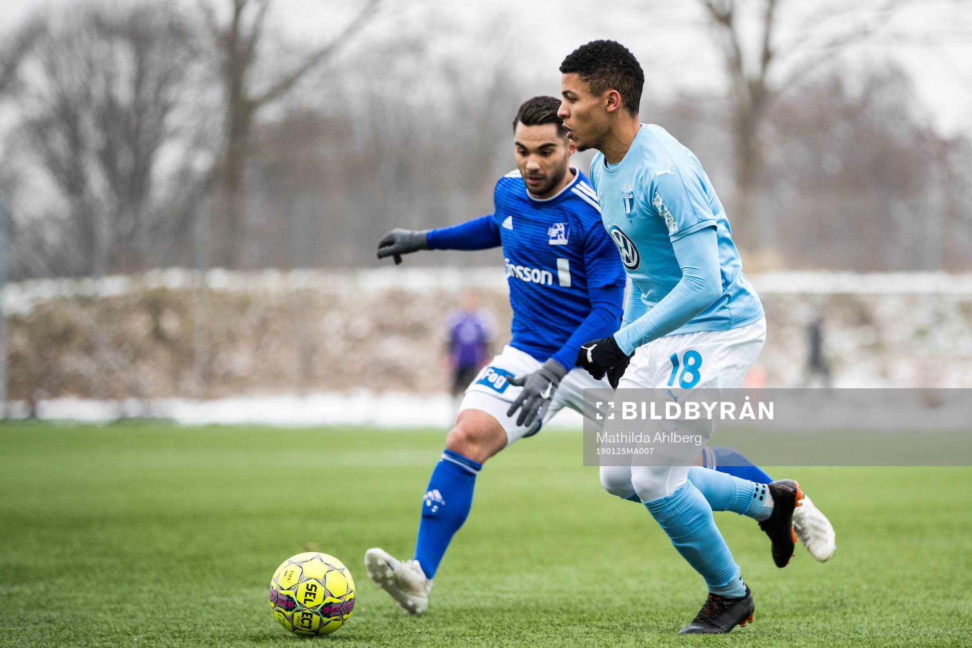 Malmö FFs Romain Gall och Lyngbys Rezan Corlu