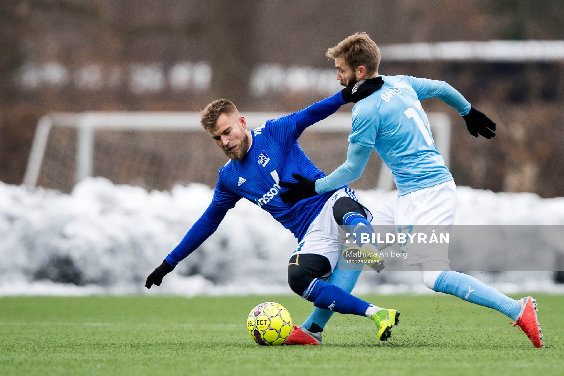 Lyngbys Jesper Christjansen och Malmö FFs Rasmus Bengtsson under träningsmatchen i fotboll mellan Lyngby och Malmö FF den 25 januari 2019 i Lyngby.