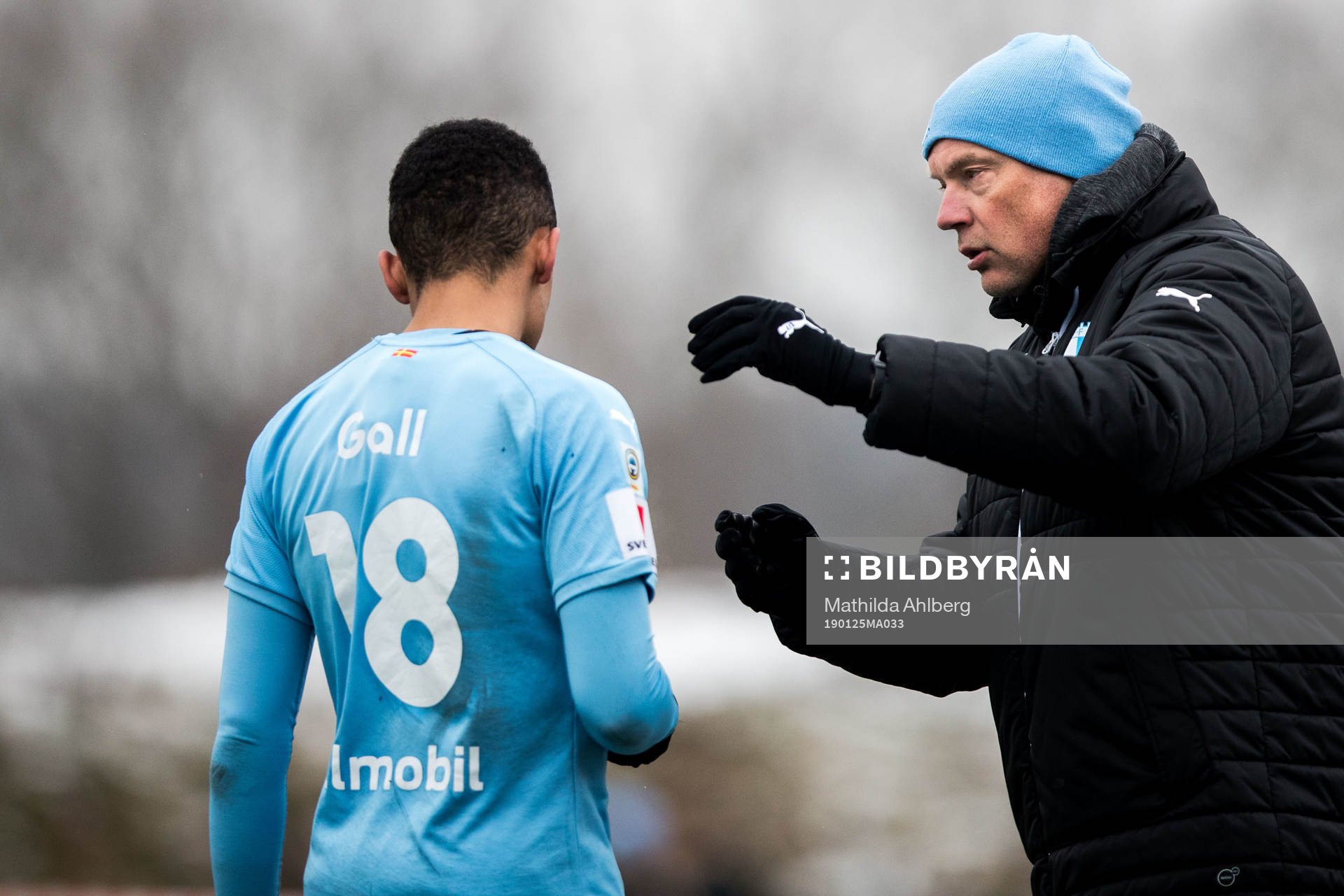 Malmö FFs Romain Gall (ryggen mot kameran) i diskussion