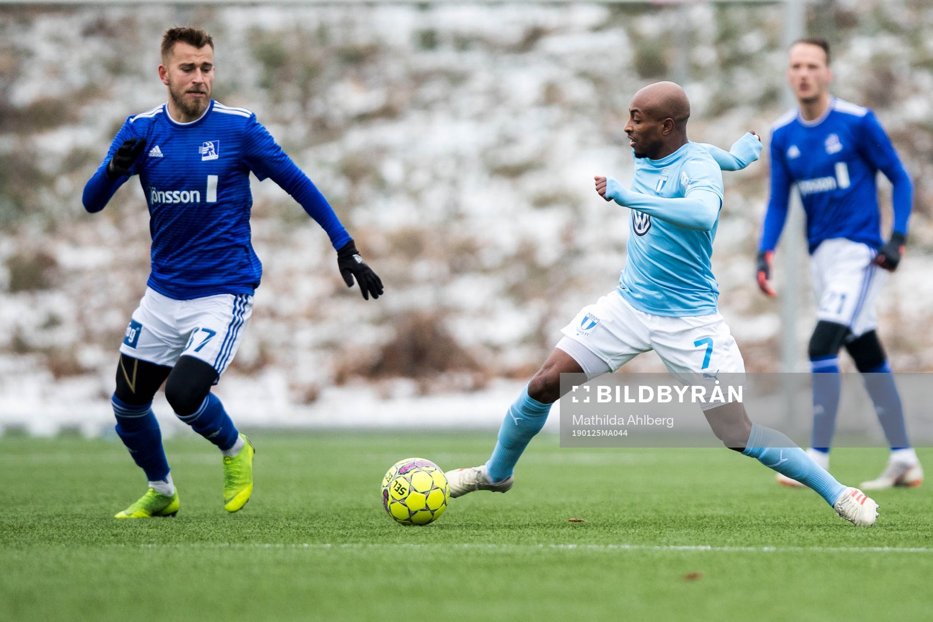 Lyngbys Jesper Christjansen och Malmö FFs Fouad Bachirou under träningsmatchen i fotboll mellan Lyngby och Malmö FF den 25 januari 2019 i Lyngby.