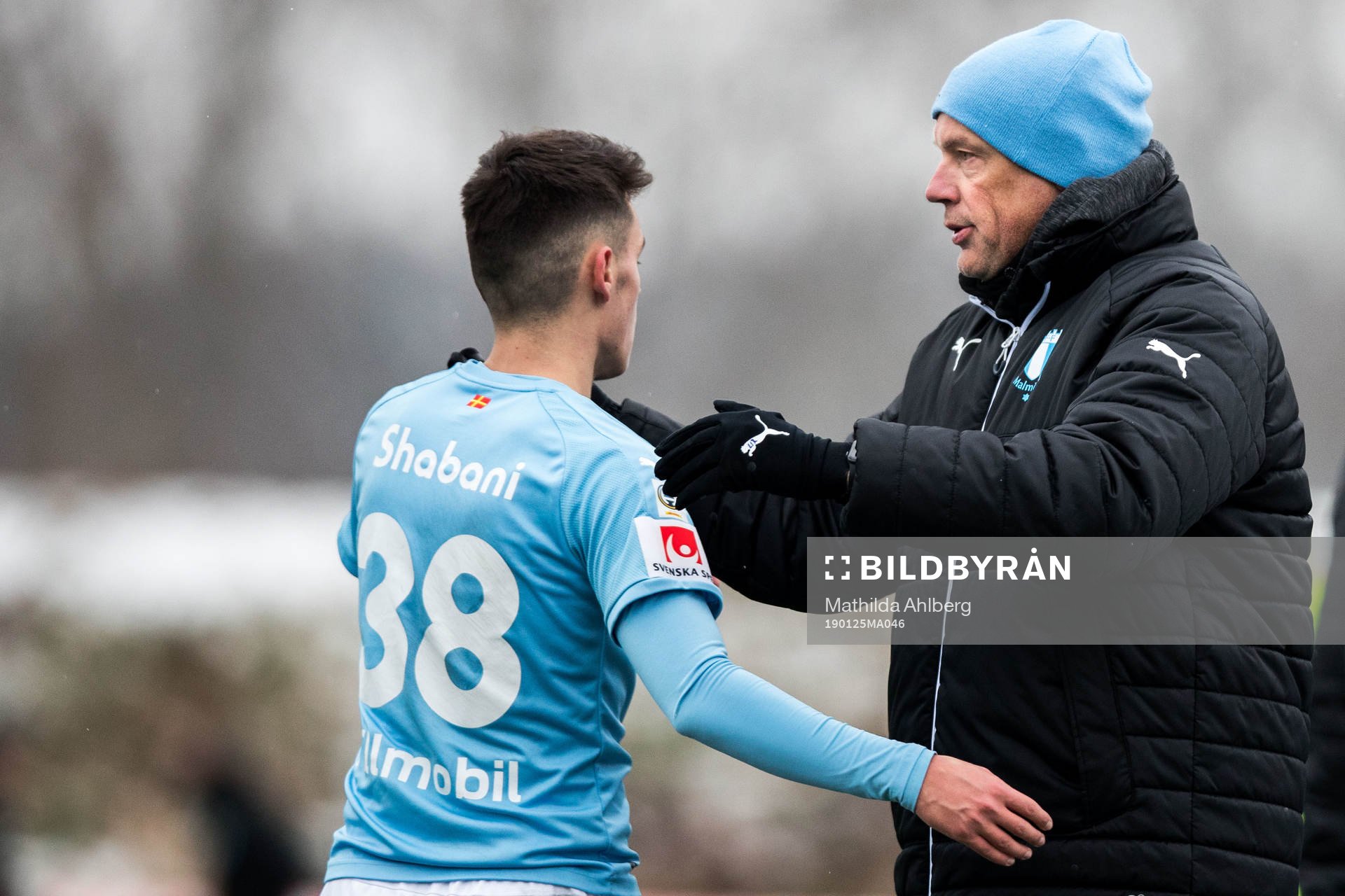 Malmö FFs Laorent Shabani (ryggen mot kameran) och