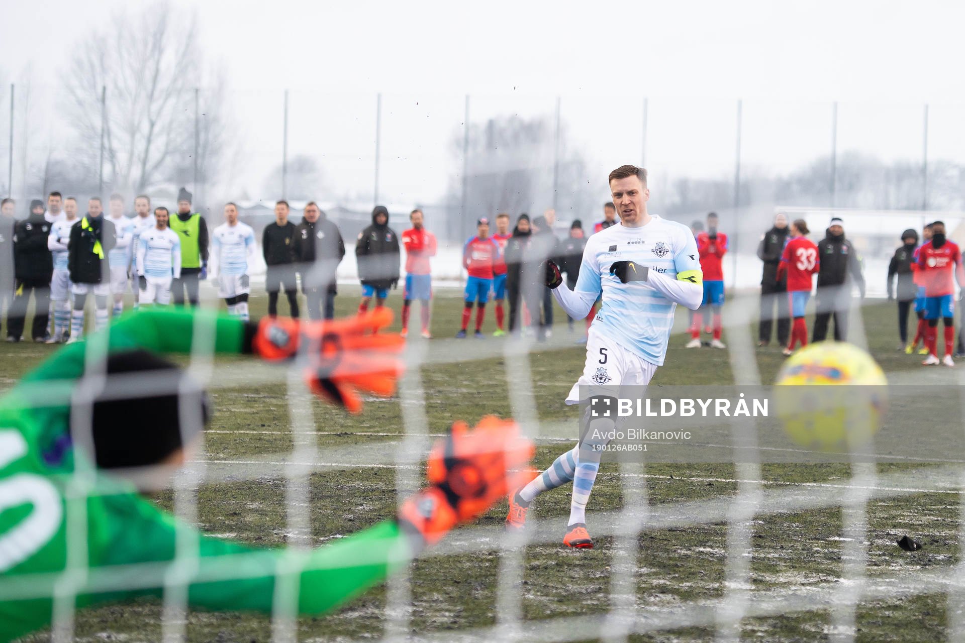 Helsingörs Andreas Holsm skjuter straff mot Helsingborgs