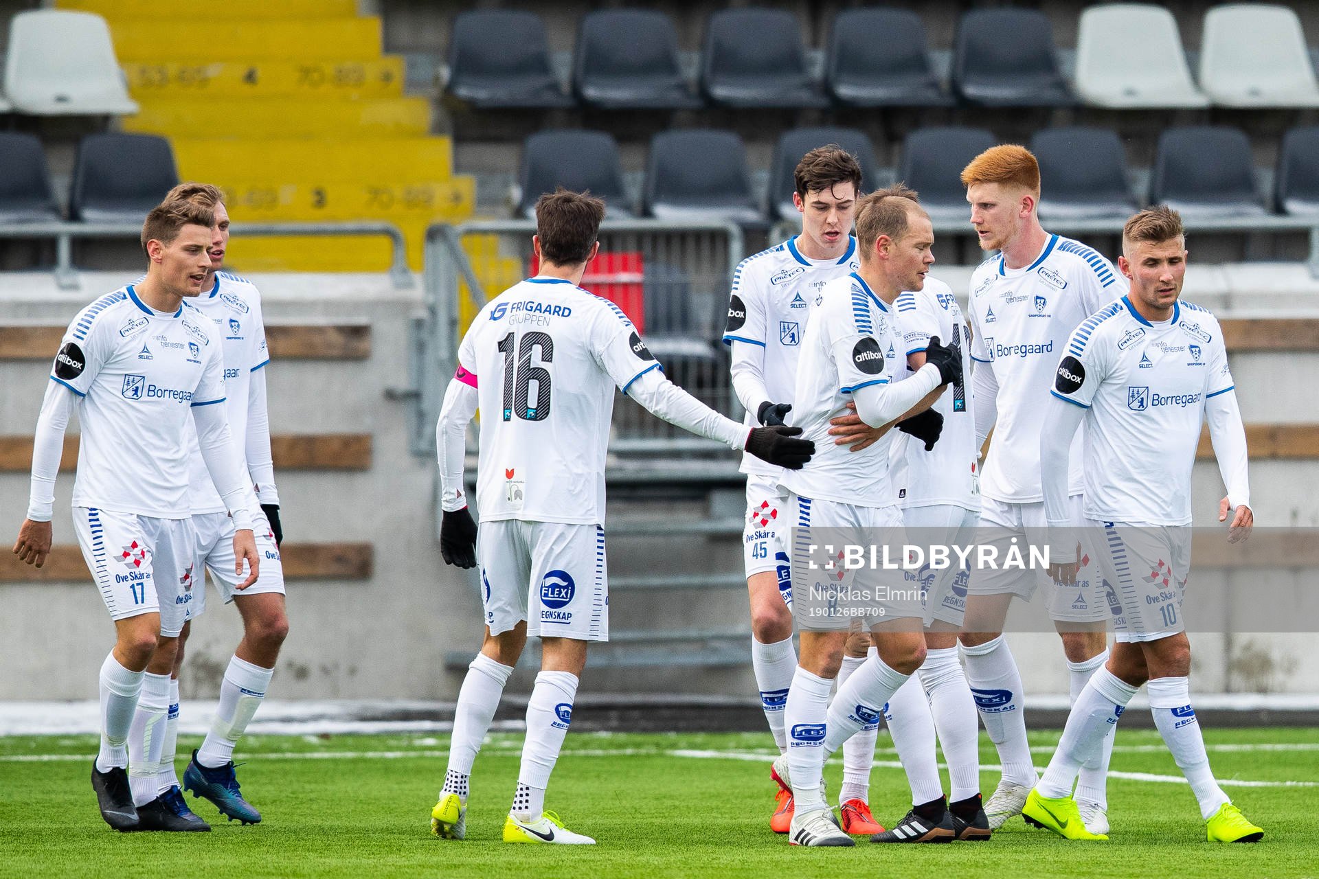 Sarpsborg 08 Jörgen Strand Larsen jublar med lagkamrater