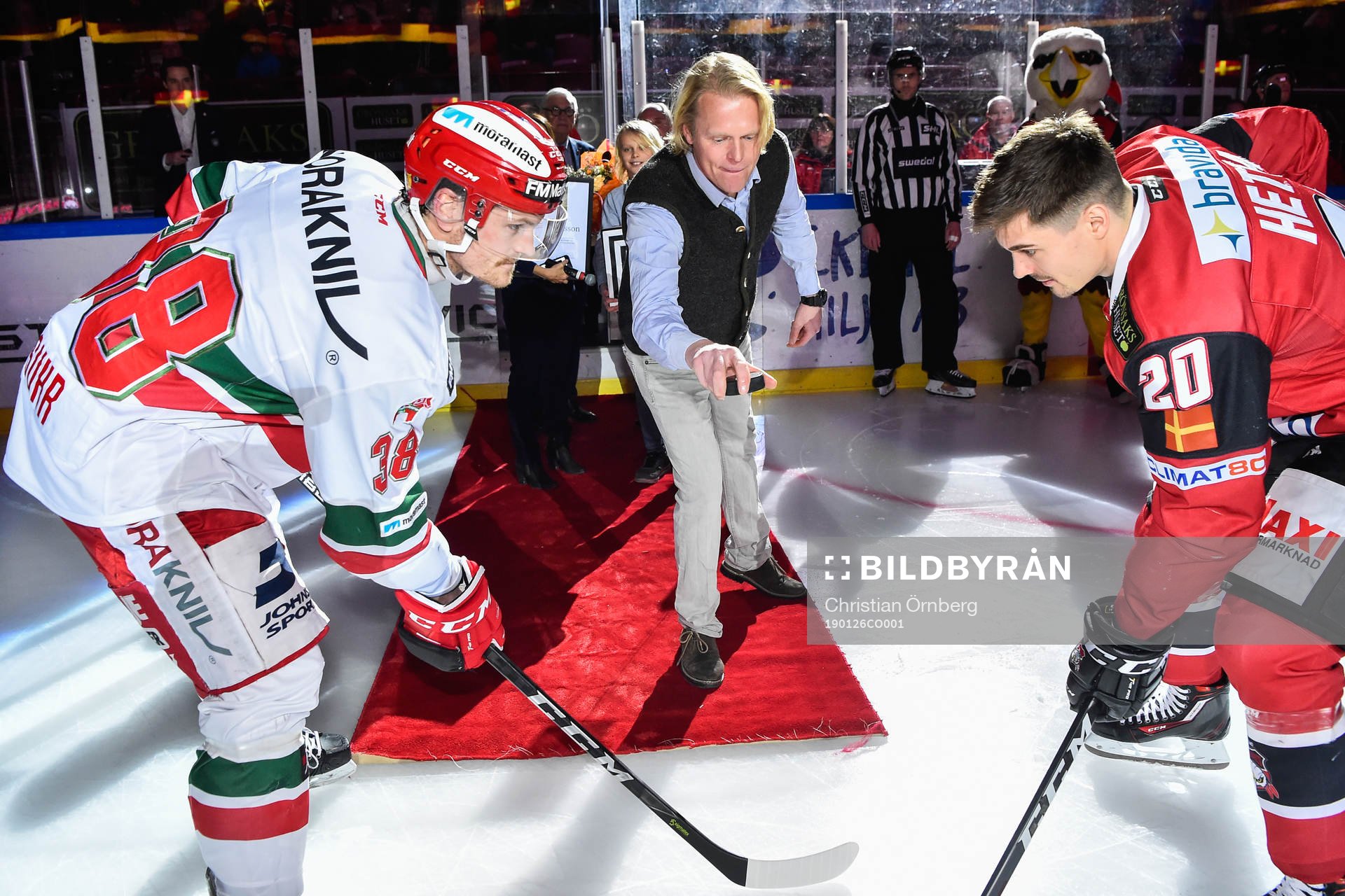 Ryttaren Fredrik Jönsson släpper matchpucken till Moras