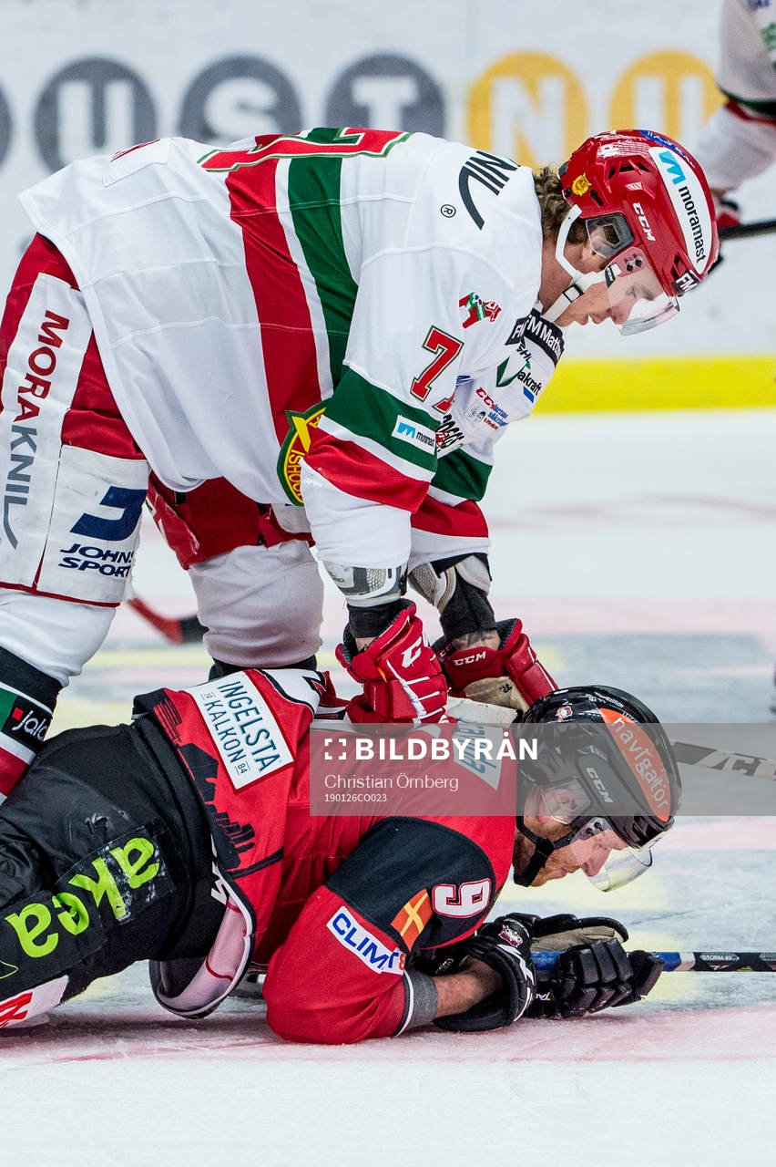 Moras Erlend Lesund trycker till Malmö Redhawks Frederik