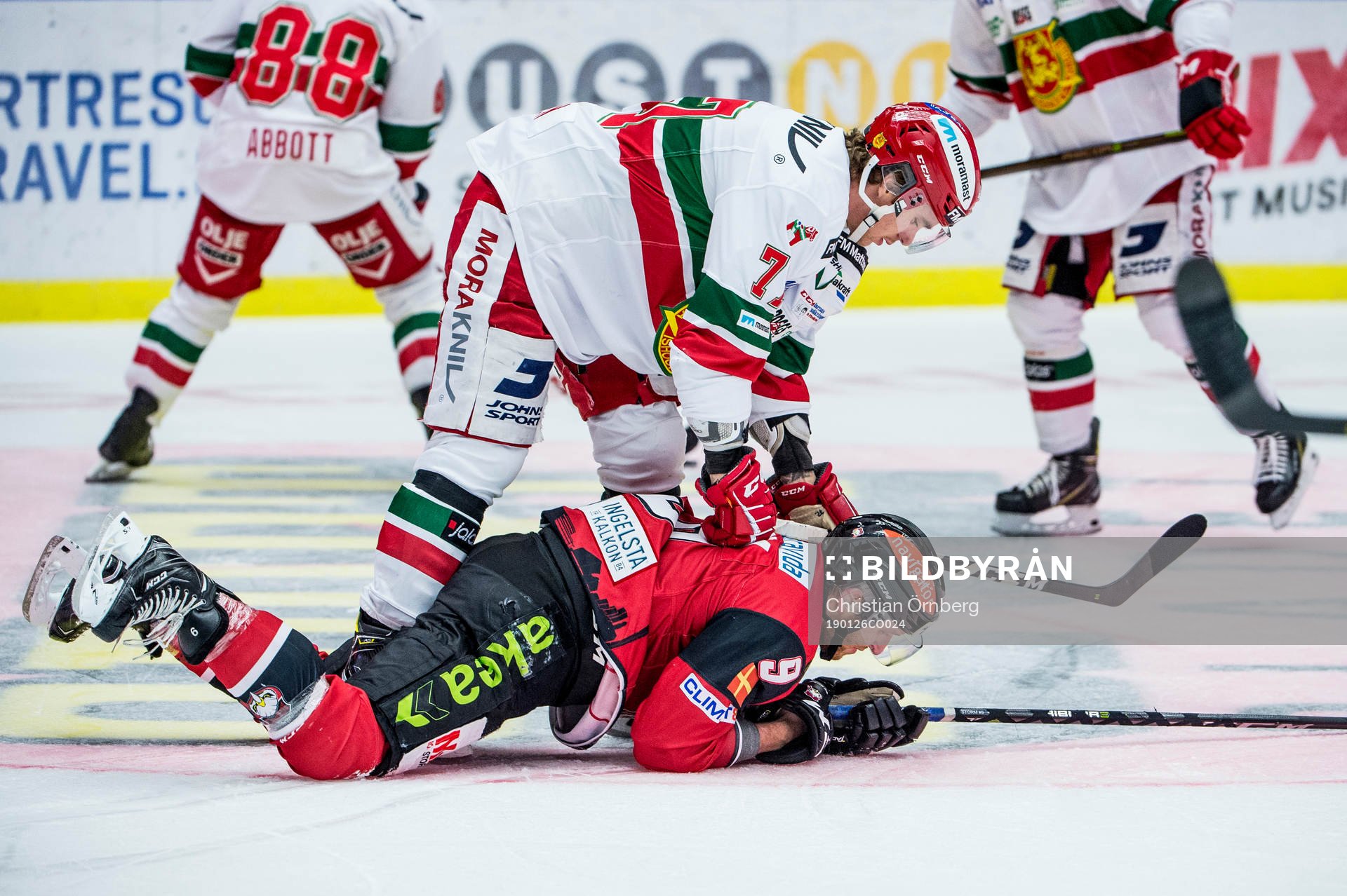 Moras Erlend Lesund trycker till Malmö Redhawks Frederik