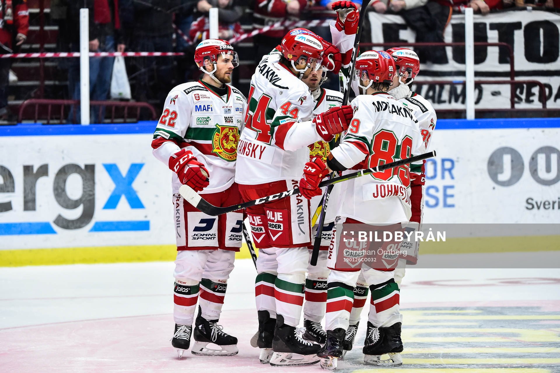 Moras Matej Stransky jublar med lagkamrater