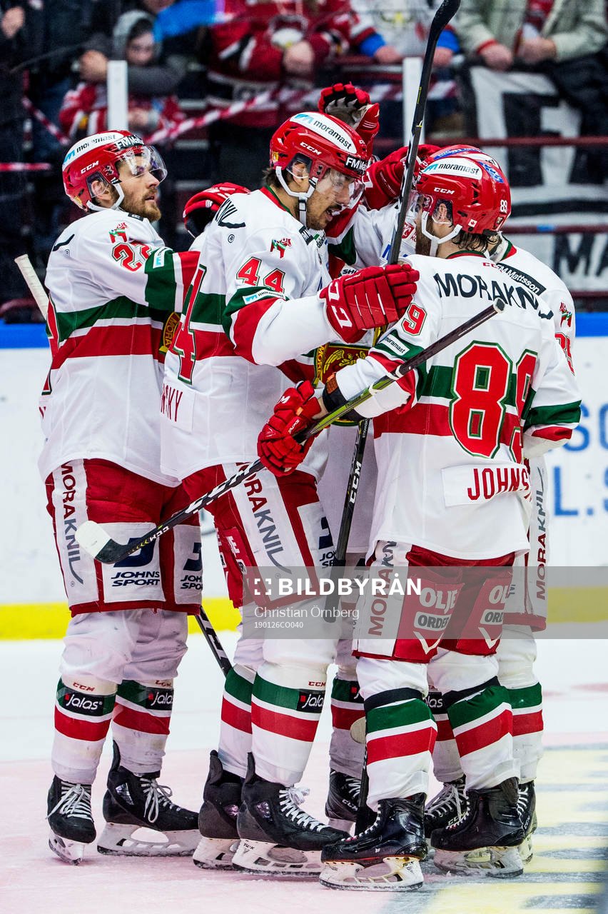 Moras Matej Stransky jublar med lagkamraterna